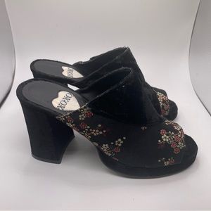 XOXO Velvet Platform Heels Black with Floral Pattern Women’s Size 7